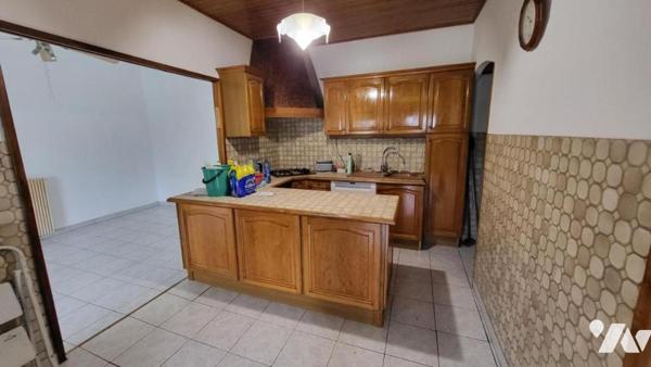 AUDINCOURT, maison six pièces mitoyenne des trois côtés sur 2a 08ca.