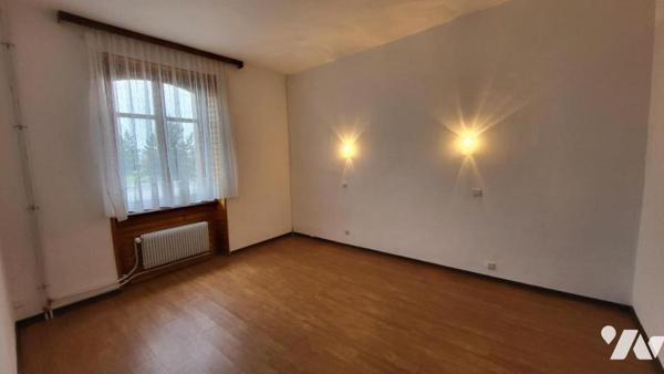 AUDINCOURT, maison six pièces mitoyenne des trois côtés sur 2a 08ca.