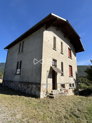 Bâtisse composée de 2 logements T3 de 65 m² chacun à Champfromier