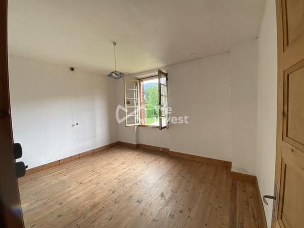 Bâtisse composée de 2 logements T3 de 65 m² chacun à Champfromier