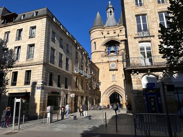 Rue SAINT JAMES , local Commercial avec petite extraction