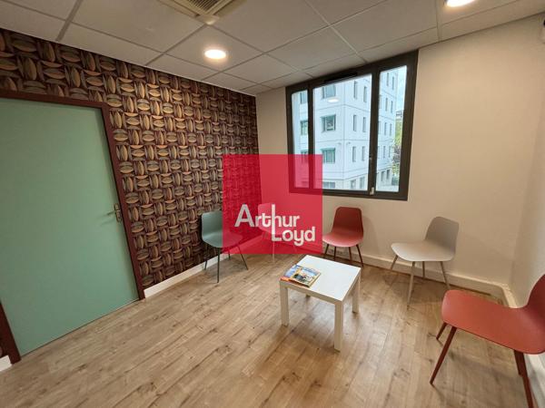 Bureau à louer 66 m² Grenoble aménagé idéal médical avec parking