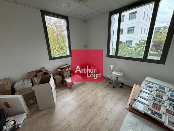 Bureau à louer 66 m² Grenoble aménagé idéal médical avec parking