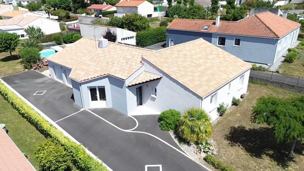 Maison de plain-pied de 155 m² avec piscine sur un terrain de plus de 1 150 m²