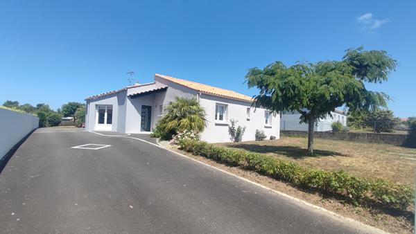 Maison de plain-pied de 155 m² avec piscine sur un terrain de plus de 1 150 m²
