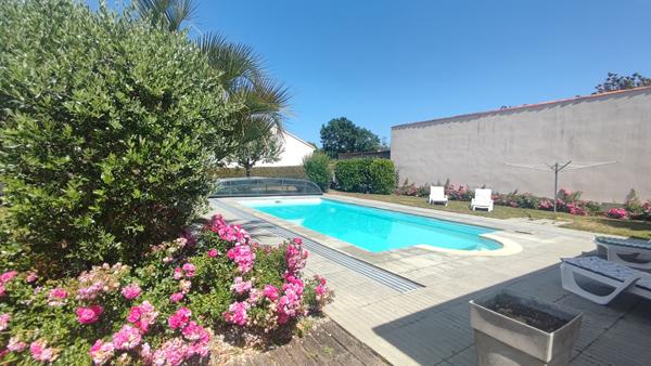 Maison de plain-pied de 155 m² avec piscine sur un terrain de plus de 1 150 m²