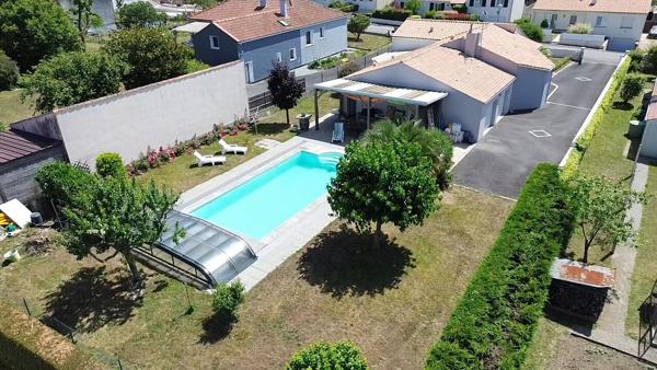 Maison de plain-pied de 155 m² avec piscine sur un terrain de plus de 1 150 m²