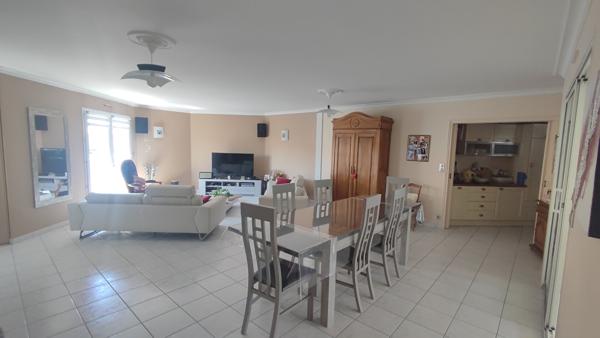 Maison de plain-pied de 155 m² avec piscine sur un terrain de plus de 1 150 m²