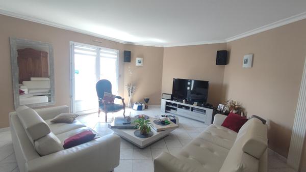 Maison de plain-pied de 155 m² avec piscine sur un terrain de plus de 1 150 m²