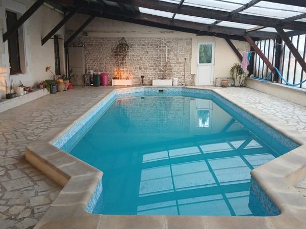 Château avec piscine chauffée, vastes dépendances, possibilité chambres d'hôtes Chef boutonne