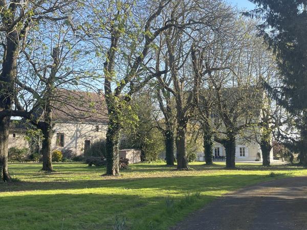 Château avec piscine chauffée, vastes dépendances, possibilité chambres d'hôtes Chef boutonne