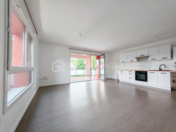 À proximité de la Lys, dans un secteur calme et résidentiel, venez découvrir ce bel appartement T3 de 64 m², construit en 2015 et situé au 1er étage d’une résidence agréable et sécurisée.
L’entrée dispose d’un espace vestiaire et s’ouvre sur une belle pièce de vie de 30 m², lumineuse et conviviale, avec une agréable cuisine équipée ouverte sur le séjour.
L’espace nuit se compose de deux belles chambres de 12 m² et 10 m². La chambre de 12 m² bénéficie également d’un dressing.
Une salle de bain ainsi qu’un WC indépendant complètent l’espace intérieur.
Vous profiterez également d’un grand balcon de 13 m², idéal pour profiter des beaux jours.
L’appartement se situe à proximité de la Lys, dans un cadre agréable et paisible.
L’appartement dispose d’une chaudière neuve.
Une place de stationnement privative complète ce bien.
Les charges de copropriété s’élèvent à 80 € par mois.
Un appartement fonctionnel, lumineux et agréable à vivre, idéalement situé dans un environnement calme.
❤️ À découvrir sans tarder !