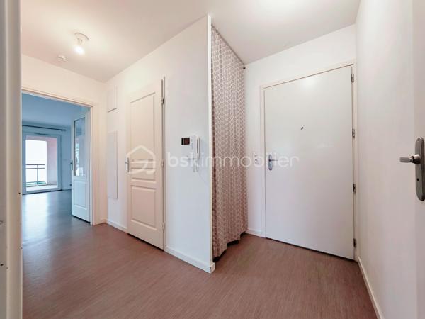 À proximité de la Lys, dans un secteur calme et résidentiel, venez découvrir ce bel appartement T3 de 64 m², construit en 2015 et situé au 1er étage d’une résidence agréable et sécurisée.
L’entrée dispose d’un espace vestiaire et s’ouvre sur une belle pièce de vie de 30 m², lumineuse et conviviale, avec une agréable cuisine équipée ouverte sur le séjour.
L’espace nuit se compose de deux belles chambres de 12 m² et 10 m². La chambre de 12 m² bénéficie également d’un dressing.
Une salle de bain ainsi qu’un WC indépendant complètent l’espace intérieur.
Vous profiterez également d’un grand balcon de 13 m², idéal pour profiter des beaux jours.
L’appartement se situe à proximité de la Lys, dans un cadre agréable et paisible.
L’appartement dispose d’une chaudière neuve.
Une place de stationnement privative complète ce bien.
Les charges de copropriété s’élèvent à 80 € par mois.
Un appartement fonctionnel, lumineux et agréable à vivre, idéalement situé dans un environnement calme.
❤️ À découvrir sans tarder !