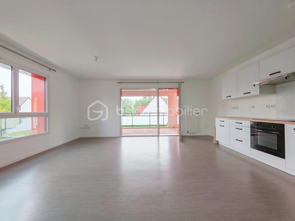 À proximité de la Lys, dans un secteur calme et résidentiel, venez découvrir ce bel appartement T3 de 64 m², construit en 2015 et situé au 1er étage d’une résidence agréable et sécurisée.
L’entrée dispose d’un espace vestiaire et s’ouvre sur une belle pièce de vie de 30 m², lumineuse et conviviale, avec une agréable cuisine équipée ouverte sur le séjour.
L’espace nuit se compose de deux belles chambres de 12 m² et 10 m². La chambre de 12 m² bénéficie également d’un dressing.
Une salle de bain ainsi qu’un WC indépendant complètent l’espace intérieur.
Vous profiterez également d’un grand balcon de 13 m², idéal pour profiter des beaux jours.
L’appartement se situe à proximité de la Lys, dans un cadre agréable et paisible.
L’appartement dispose d’une chaudière neuve.
Une place de stationnement privative complète ce bien.
Les charges de copropriété s’élèvent à 80 € par mois.
Un appartement fonctionnel, lumineux et agréable à vivre, idéalement situé dans un environnement calme.
❤️ À découvrir sans tarder !