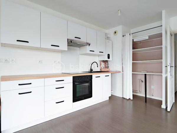 À proximité de la Lys, dans un secteur calme et résidentiel, venez découvrir ce bel appartement T3 de 64 m², construit en 2015 et situé au 1er étage d’une résidence agréable et sécurisée.
L’entrée dispose d’un espace vestiaire et s’ouvre sur une belle pièce de vie de 30 m², lumineuse et conviviale, avec une agréable cuisine équipée ouverte sur le séjour.
L’espace nuit se compose de deux belles chambres de 12 m² et 10 m². La chambre de 12 m² bénéficie également d’un dressing.
Une salle de bain ainsi qu’un WC indépendant complètent l’espace intérieur.
Vous profiterez également d’un grand balcon de 13 m², idéal pour profiter des beaux jours.
L’appartement se situe à proximité de la Lys, dans un cadre agréable et paisible.
L’appartement dispose d’une chaudière neuve.
Une place de stationnement privative complète ce bien.
Les charges de copropriété s’élèvent à 80 € par mois.
Un appartement fonctionnel, lumineux et agréable à vivre, idéalement situé dans un environnement calme.
❤️ À découvrir sans tarder !