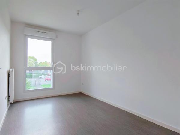 À proximité de la Lys, dans un secteur calme et résidentiel, venez découvrir ce bel appartement T3 de 64 m², construit en 2015 et situé au 1er étage d’une résidence agréable et sécurisée.
L’entrée dispose d’un espace vestiaire et s’ouvre sur une belle pièce de vie de 30 m², lumineuse et conviviale, avec une agréable cuisine équipée ouverte sur le séjour.
L’espace nuit se compose de deux belles chambres de 12 m² et 10 m². La chambre de 12 m² bénéficie également d’un dressing.
Une salle de bain ainsi qu’un WC indépendant complètent l’espace intérieur.
Vous profiterez également d’un grand balcon de 13 m², idéal pour profiter des beaux jours.
L’appartement se situe à proximité de la Lys, dans un cadre agréable et paisible.
L’appartement dispose d’une chaudière neuve.
Une place de stationnement privative complète ce bien.
Les charges de copropriété s’élèvent à 80 € par mois.
Un appartement fonctionnel, lumineux et agréable à vivre, idéalement situé dans un environnement calme.
❤️ À découvrir sans tarder !