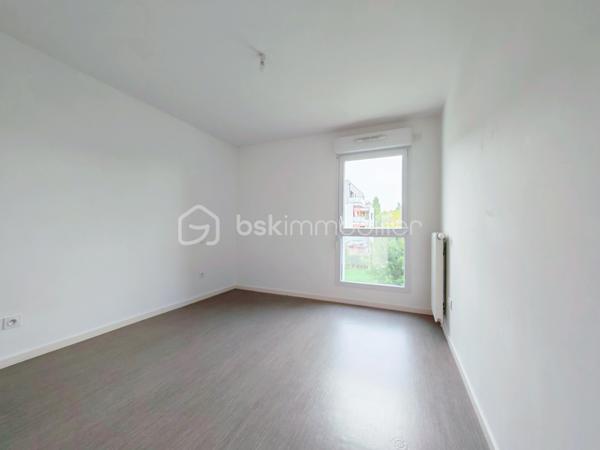 À proximité de la Lys, dans un secteur calme et résidentiel, venez découvrir ce bel appartement T3 de 64 m², construit en 2015 et situé au 1er étage d’une résidence agréable et sécurisée.
L’entrée dispose d’un espace vestiaire et s’ouvre sur une belle pièce de vie de 30 m², lumineuse et conviviale, avec une agréable cuisine équipée ouverte sur le séjour.
L’espace nuit se compose de deux belles chambres de 12 m² et 10 m². La chambre de 12 m² bénéficie également d’un dressing.
Une salle de bain ainsi qu’un WC indépendant complètent l’espace intérieur.
Vous profiterez également d’un grand balcon de 13 m², idéal pour profiter des beaux jours.
L’appartement se situe à proximité de la Lys, dans un cadre agréable et paisible.
L’appartement dispose d’une chaudière neuve.
Une place de stationnement privative complète ce bien.
Les charges de copropriété s’élèvent à 80 € par mois.
Un appartement fonctionnel, lumineux et agréable à vivre, idéalement situé dans un environnement calme.
❤️ À découvrir sans tarder !