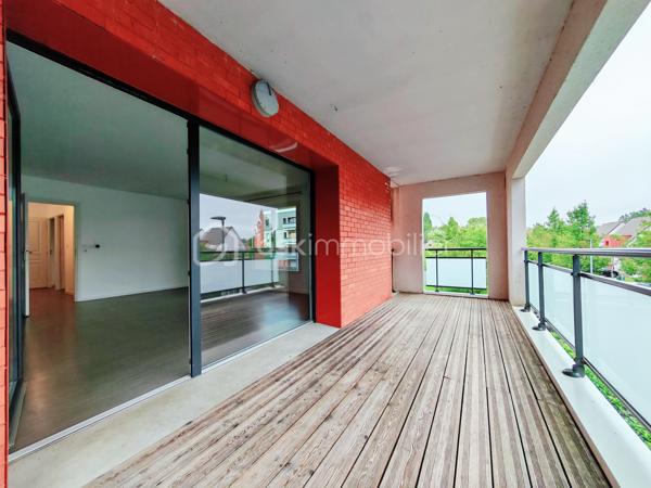 À proximité de la Lys, dans un secteur calme et résidentiel, venez découvrir ce bel appartement T3 de 64 m², construit en 2015 et situé au 1er étage d’une résidence agréable et sécurisée.
L’entrée dispose d’un espace vestiaire et s’ouvre sur une belle pièce de vie de 30 m², lumineuse et conviviale, avec une agréable cuisine équipée ouverte sur le séjour.
L’espace nuit se compose de deux belles chambres de 12 m² et 10 m². La chambre de 12 m² bénéficie également d’un dressing.
Une salle de bain ainsi qu’un WC indépendant complètent l’espace intérieur.
Vous profiterez également d’un grand balcon de 13 m², idéal pour profiter des beaux jours.
L’appartement se situe à proximité de la Lys, dans un cadre agréable et paisible.
L’appartement dispose d’une chaudière neuve.
Une place de stationnement privative complète ce bien.
Les charges de copropriété s’élèvent à 80 € par mois.
Un appartement fonctionnel, lumineux et agréable à vivre, idéalement situé dans un environnement calme.
❤️ À découvrir sans tarder !