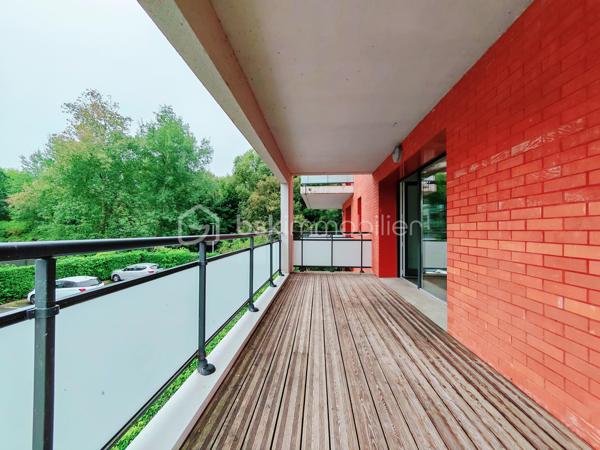 À proximité de la Lys, dans un secteur calme et résidentiel, venez découvrir ce bel appartement T3 de 64 m², construit en 2015 et situé au 1er étage d’une résidence agréable et sécurisée.
L’entrée dispose d’un espace vestiaire et s’ouvre sur une belle pièce de vie de 30 m², lumineuse et conviviale, avec une agréable cuisine équipée ouverte sur le séjour.
L’espace nuit se compose de deux belles chambres de 12 m² et 10 m². La chambre de 12 m² bénéficie également d’un dressing.
Une salle de bain ainsi qu’un WC indépendant complètent l’espace intérieur.
Vous profiterez également d’un grand balcon de 13 m², idéal pour profiter des beaux jours.
L’appartement se situe à proximité de la Lys, dans un cadre agréable et paisible.
L’appartement dispose d’une chaudière neuve.
Une place de stationnement privative complète ce bien.
Les charges de copropriété s’élèvent à 80 € par mois.
Un appartement fonctionnel, lumineux et agréable à vivre, idéalement situé dans un environnement calme.
❤️ À découvrir sans tarder !