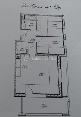 À proximité de la Lys, dans un secteur calme et résidentiel, venez découvrir ce bel appartement T3 de 64 m², construit en 2015 et situé au 1er étage d’une résidence agréable et sécurisée.
L’entrée dispose d’un espace vestiaire et s’ouvre sur une belle pièce de vie de 30 m², lumineuse et conviviale, avec une agréable cuisine équipée ouverte sur le séjour.
L’espace nuit se compose de deux belles chambres de 12 m² et 10 m². La chambre de 12 m² bénéficie également d’un dressing.
Une salle de bain ainsi qu’un WC indépendant complètent l’espace intérieur.
Vous profiterez également d’un grand balcon de 13 m², idéal pour profiter des beaux jours.
L’appartement se situe à proximité de la Lys, dans un cadre agréable et paisible.
L’appartement dispose d’une chaudière neuve.
Une place de stationnement privative complète ce bien.
Les charges de copropriété s’élèvent à 80 € par mois.
Un appartement fonctionnel, lumineux et agréable à vivre, idéalement situé dans un environnement calme.
❤️ À découvrir sans tarder !