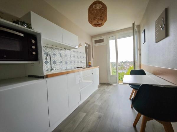 CHOLET – Appartement lumineux 2 chambres avec vue panoramique, balcon, cave et parking sécurisé