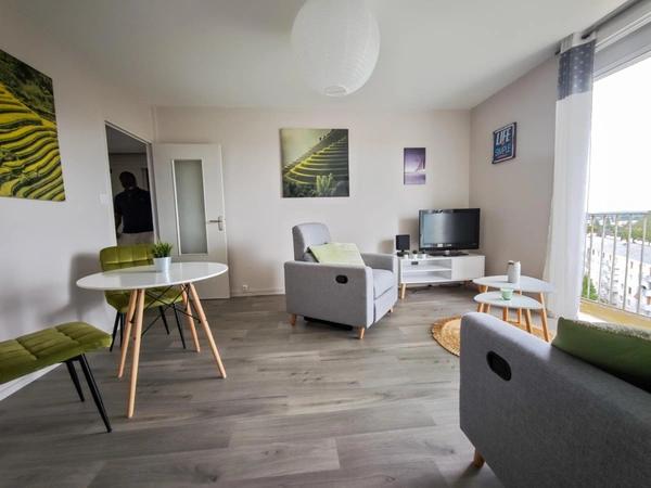CHOLET – Appartement lumineux 2 chambres avec vue panoramique, balcon, cave et parking sécurisé
