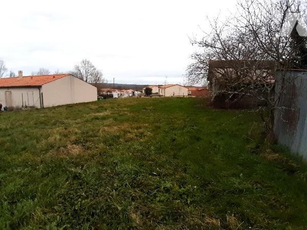 Terrain à bâtir avec grange à vendre à CHAMPDENIERS (79220)
