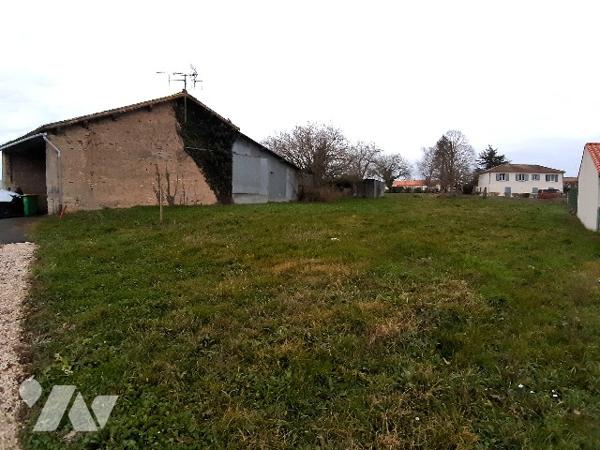 Terrain à bâtir avec grange à vendre à CHAMPDENIERS (79220)