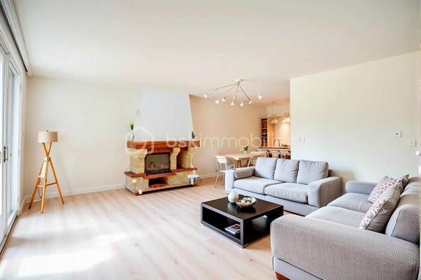 Rare sur le secteur de Péchabou, découvrez cette maison familiale lumineuse, traversant Sud/Nord et parfaitement entretenue d’environ 100 m², implantée sur une magnifique parcelle arborée et entièrement clôturée de 900 m².

Dès l’entrée, vous serez séduits par les volumes et la luminosité de la pièce de vie chaleureuse, agrémentée d’une belle cheminée permettant de redistribuer la chaleur vers l’espace nuit. La maison a bénéficié de nombreux travaux récents avec peintures, sols, entrée et extérieurs repris avec soin. Les travaux réalisés sont sous garantie décennale.

La cuisine indépendante, située côté jardin, est fonctionnelle et pleine de potentiel. Son style rustique pourra facilement être modernisé ou ouvert sur le séjour selon vos envies afin de créer une vaste pièce de vie contemporaine. Une belle terrasse carrelée prolonge agréablement les espaces de vie à l'extérieur et bénéficie d’un store banne électrique pour profiter pleinement des beaux jours.

Un demi-niveau dessert trois belles chambres lumineuses avec parquet bois, un WC indépendant ainsi qu’une salle de bain familiale avec double vasque et rangements. Les combles ont bénéficié d’une isolation renforcée. À noter : le lambris présent dans les trois chambres est uniquement décoratif, avec placo en support.

En demi sous-sol, vous profiterez d’un grand garage de 28 m² avec porte sectionnelle et une fenêtre : lumière naturelle idéale pour le bricolage ou le stockage. Une buanderie indépendante complète cet espace avec emplacement machines et ballon d’eau chaude et bouteille de gaz pour cuisiner. Une quatrième chambre indépendante à ce niveau pourra parfaitement convenir à un adolescent, un espace télétravail ou une profession libérale grâce à un accès possible via le garage.

À l’extérieur, la maison bénéficie d’un environnement calme sans vis-à-vis avec deux magnifiques cerisiers actuellement en pleine saison. Le terrain est entièrement clôturé avec portail coulissant motorisé et une entrée goudronnée récente particulièrement soignée.

Aujourd’hui équipée de chauffage électrique complété par la cheminée, cette maison offre également un beau potentiel d’optimisation. L’installation d’une pompe à chaleur, en système gainable ou splits, permettrait d’améliorer encore davantage le confort.

Une maison lumineuse, évolutive et très bien entretenue, idéale pour une famille recherchant le calme tout en restant proche des commodités et de Toulouse.

Contactez Stéphanie Crozier, votre conseiller immobilier, spécialiste du secteur.
Collaboration inter-agences acceptée dans le respect des règles de partage, afin de maximiser les opportunités pour les acquéreurs et les vendeurs.