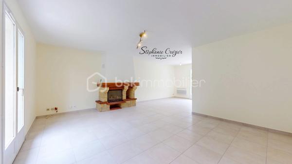 Rare sur le secteur de Péchabou, découvrez cette maison familiale lumineuse, traversant Sud/Nord et parfaitement entretenue d’environ 100 m², implantée sur une magnifique parcelle arborée et entièrement clôturée de 900 m².

Dès l’entrée, vous serez séduits par les volumes et la luminosité de la pièce de vie chaleureuse, agrémentée d’une belle cheminée permettant de redistribuer la chaleur vers l’espace nuit. La maison a bénéficié de nombreux travaux récents avec peintures, sols, entrée et extérieurs repris avec soin. Les travaux réalisés sont sous garantie décennale.

La cuisine indépendante, située côté jardin, est fonctionnelle et pleine de potentiel. Son style rustique pourra facilement être modernisé ou ouvert sur le séjour selon vos envies afin de créer une vaste pièce de vie contemporaine. Une belle terrasse carrelée prolonge agréablement les espaces de vie à l'extérieur et bénéficie d’un store banne électrique pour profiter pleinement des beaux jours.

Un demi-niveau dessert trois belles chambres lumineuses avec parquet bois, un WC indépendant ainsi qu’une salle de bain familiale avec double vasque et rangements. Les combles ont bénéficié d’une isolation renforcée. À noter : le lambris présent dans les trois chambres est uniquement décoratif, avec placo en support.

En demi sous-sol, vous profiterez d’un grand garage de 28 m² avec porte sectionnelle et une fenêtre : lumière naturelle idéale pour le bricolage ou le stockage. Une buanderie indépendante complète cet espace avec emplacement machines et ballon d’eau chaude et bouteille de gaz pour cuisiner. Une quatrième chambre indépendante à ce niveau pourra parfaitement convenir à un adolescent, un espace télétravail ou une profession libérale grâce à un accès possible via le garage.

À l’extérieur, la maison bénéficie d’un environnement calme sans vis-à-vis avec deux magnifiques cerisiers actuellement en pleine saison. Le terrain est entièrement clôturé avec portail coulissant motorisé et une entrée goudronnée récente particulièrement soignée.

Aujourd’hui équipée de chauffage électrique complété par la cheminée, cette maison offre également un beau potentiel d’optimisation. L’installation d’une pompe à chaleur, en système gainable ou splits, permettrait d’améliorer encore davantage le confort.

Une maison lumineuse, évolutive et très bien entretenue, idéale pour une famille recherchant le calme tout en restant proche des commodités et de Toulouse.

Contactez Stéphanie Crozier, votre conseiller immobilier, spécialiste du secteur.
Collaboration inter-agences acceptée dans le respect des règles de partage, afin de maximiser les opportunités pour les acquéreurs et les vendeurs.