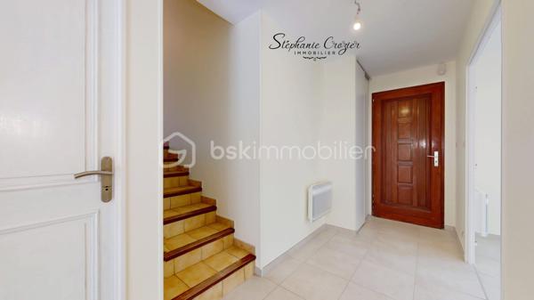 Rare sur le secteur de Péchabou, découvrez cette maison familiale lumineuse, traversant Sud/Nord et parfaitement entretenue d’environ 100 m², implantée sur une magnifique parcelle arborée et entièrement clôturée de 900 m².

Dès l’entrée, vous serez séduits par les volumes et la luminosité de la pièce de vie chaleureuse, agrémentée d’une belle cheminée permettant de redistribuer la chaleur vers l’espace nuit. La maison a bénéficié de nombreux travaux récents avec peintures, sols, entrée et extérieurs repris avec soin. Les travaux réalisés sont sous garantie décennale.

La cuisine indépendante, située côté jardin, est fonctionnelle et pleine de potentiel. Son style rustique pourra facilement être modernisé ou ouvert sur le séjour selon vos envies afin de créer une vaste pièce de vie contemporaine. Une belle terrasse carrelée prolonge agréablement les espaces de vie à l'extérieur et bénéficie d’un store banne électrique pour profiter pleinement des beaux jours.

Un demi-niveau dessert trois belles chambres lumineuses avec parquet bois, un WC indépendant ainsi qu’une salle de bain familiale avec double vasque et rangements. Les combles ont bénéficié d’une isolation renforcée. À noter : le lambris présent dans les trois chambres est uniquement décoratif, avec placo en support.

En demi sous-sol, vous profiterez d’un grand garage de 28 m² avec porte sectionnelle et une fenêtre : lumière naturelle idéale pour le bricolage ou le stockage. Une buanderie indépendante complète cet espace avec emplacement machines et ballon d’eau chaude et bouteille de gaz pour cuisiner. Une quatrième chambre indépendante à ce niveau pourra parfaitement convenir à un adolescent, un espace télétravail ou une profession libérale grâce à un accès possible via le garage.

À l’extérieur, la maison bénéficie d’un environnement calme sans vis-à-vis avec deux magnifiques cerisiers actuellement en pleine saison. Le terrain est entièrement clôturé avec portail coulissant motorisé et une entrée goudronnée récente particulièrement soignée.

Aujourd’hui équipée de chauffage électrique complété par la cheminée, cette maison offre également un beau potentiel d’optimisation. L’installation d’une pompe à chaleur, en système gainable ou splits, permettrait d’améliorer encore davantage le confort.

Une maison lumineuse, évolutive et très bien entretenue, idéale pour une famille recherchant le calme tout en restant proche des commodités et de Toulouse.

Contactez Stéphanie Crozier, votre conseiller immobilier, spécialiste du secteur.
Collaboration inter-agences acceptée dans le respect des règles de partage, afin de maximiser les opportunités pour les acquéreurs et les vendeurs.