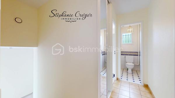 Rare sur le secteur de Péchabou, découvrez cette maison familiale lumineuse, traversant Sud/Nord et parfaitement entretenue d’environ 100 m², implantée sur une magnifique parcelle arborée et entièrement clôturée de 900 m².

Dès l’entrée, vous serez séduits par les volumes et la luminosité de la pièce de vie chaleureuse, agrémentée d’une belle cheminée permettant de redistribuer la chaleur vers l’espace nuit. La maison a bénéficié de nombreux travaux récents avec peintures, sols, entrée et extérieurs repris avec soin. Les travaux réalisés sont sous garantie décennale.

La cuisine indépendante, située côté jardin, est fonctionnelle et pleine de potentiel. Son style rustique pourra facilement être modernisé ou ouvert sur le séjour selon vos envies afin de créer une vaste pièce de vie contemporaine. Une belle terrasse carrelée prolonge agréablement les espaces de vie à l'extérieur et bénéficie d’un store banne électrique pour profiter pleinement des beaux jours.

Un demi-niveau dessert trois belles chambres lumineuses avec parquet bois, un WC indépendant ainsi qu’une salle de bain familiale avec double vasque et rangements. Les combles ont bénéficié d’une isolation renforcée. À noter : le lambris présent dans les trois chambres est uniquement décoratif, avec placo en support.

En demi sous-sol, vous profiterez d’un grand garage de 28 m² avec porte sectionnelle et une fenêtre : lumière naturelle idéale pour le bricolage ou le stockage. Une buanderie indépendante complète cet espace avec emplacement machines et ballon d’eau chaude et bouteille de gaz pour cuisiner. Une quatrième chambre indépendante à ce niveau pourra parfaitement convenir à un adolescent, un espace télétravail ou une profession libérale grâce à un accès possible via le garage.

À l’extérieur, la maison bénéficie d’un environnement calme sans vis-à-vis avec deux magnifiques cerisiers actuellement en pleine saison. Le terrain est entièrement clôturé avec portail coulissant motorisé et une entrée goudronnée récente particulièrement soignée.

Aujourd’hui équipée de chauffage électrique complété par la cheminée, cette maison offre également un beau potentiel d’optimisation. L’installation d’une pompe à chaleur, en système gainable ou splits, permettrait d’améliorer encore davantage le confort.

Une maison lumineuse, évolutive et très bien entretenue, idéale pour une famille recherchant le calme tout en restant proche des commodités et de Toulouse.

Contactez Stéphanie Crozier, votre conseiller immobilier, spécialiste du secteur.
Collaboration inter-agences acceptée dans le respect des règles de partage, afin de maximiser les opportunités pour les acquéreurs et les vendeurs.
