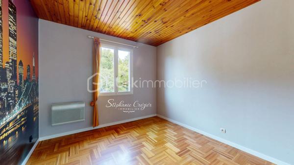 Rare sur le secteur de Péchabou, découvrez cette maison familiale lumineuse, traversant Sud/Nord et parfaitement entretenue d’environ 100 m², implantée sur une magnifique parcelle arborée et entièrement clôturée de 900 m².

Dès l’entrée, vous serez séduits par les volumes et la luminosité de la pièce de vie chaleureuse, agrémentée d’une belle cheminée permettant de redistribuer la chaleur vers l’espace nuit. La maison a bénéficié de nombreux travaux récents avec peintures, sols, entrée et extérieurs repris avec soin. Les travaux réalisés sont sous garantie décennale.

La cuisine indépendante, située côté jardin, est fonctionnelle et pleine de potentiel. Son style rustique pourra facilement être modernisé ou ouvert sur le séjour selon vos envies afin de créer une vaste pièce de vie contemporaine. Une belle terrasse carrelée prolonge agréablement les espaces de vie à l'extérieur et bénéficie d’un store banne électrique pour profiter pleinement des beaux jours.

Un demi-niveau dessert trois belles chambres lumineuses avec parquet bois, un WC indépendant ainsi qu’une salle de bain familiale avec double vasque et rangements. Les combles ont bénéficié d’une isolation renforcée. À noter : le lambris présent dans les trois chambres est uniquement décoratif, avec placo en support.

En demi sous-sol, vous profiterez d’un grand garage de 28 m² avec porte sectionnelle et une fenêtre : lumière naturelle idéale pour le bricolage ou le stockage. Une buanderie indépendante complète cet espace avec emplacement machines et ballon d’eau chaude et bouteille de gaz pour cuisiner. Une quatrième chambre indépendante à ce niveau pourra parfaitement convenir à un adolescent, un espace télétravail ou une profession libérale grâce à un accès possible via le garage.

À l’extérieur, la maison bénéficie d’un environnement calme sans vis-à-vis avec deux magnifiques cerisiers actuellement en pleine saison. Le terrain est entièrement clôturé avec portail coulissant motorisé et une entrée goudronnée récente particulièrement soignée.

Aujourd’hui équipée de chauffage électrique complété par la cheminée, cette maison offre également un beau potentiel d’optimisation. L’installation d’une pompe à chaleur, en système gainable ou splits, permettrait d’améliorer encore davantage le confort.

Une maison lumineuse, évolutive et très bien entretenue, idéale pour une famille recherchant le calme tout en restant proche des commodités et de Toulouse.

Contactez Stéphanie Crozier, votre conseiller immobilier, spécialiste du secteur.
Collaboration inter-agences acceptée dans le respect des règles de partage, afin de maximiser les opportunités pour les acquéreurs et les vendeurs.