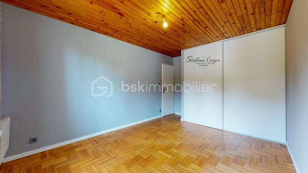 Rare sur le secteur de Péchabou, découvrez cette maison familiale lumineuse, traversant Sud/Nord et parfaitement entretenue d’environ 100 m², implantée sur une magnifique parcelle arborée et entièrement clôturée de 900 m².

Dès l’entrée, vous serez séduits par les volumes et la luminosité de la pièce de vie chaleureuse, agrémentée d’une belle cheminée permettant de redistribuer la chaleur vers l’espace nuit. La maison a bénéficié de nombreux travaux récents avec peintures, sols, entrée et extérieurs repris avec soin. Les travaux réalisés sont sous garantie décennale.

La cuisine indépendante, située côté jardin, est fonctionnelle et pleine de potentiel. Son style rustique pourra facilement être modernisé ou ouvert sur le séjour selon vos envies afin de créer une vaste pièce de vie contemporaine. Une belle terrasse carrelée prolonge agréablement les espaces de vie à l'extérieur et bénéficie d’un store banne électrique pour profiter pleinement des beaux jours.

Un demi-niveau dessert trois belles chambres lumineuses avec parquet bois, un WC indépendant ainsi qu’une salle de bain familiale avec double vasque et rangements. Les combles ont bénéficié d’une isolation renforcée. À noter : le lambris présent dans les trois chambres est uniquement décoratif, avec placo en support.

En demi sous-sol, vous profiterez d’un grand garage de 28 m² avec porte sectionnelle et une fenêtre : lumière naturelle idéale pour le bricolage ou le stockage. Une buanderie indépendante complète cet espace avec emplacement machines et ballon d’eau chaude et bouteille de gaz pour cuisiner. Une quatrième chambre indépendante à ce niveau pourra parfaitement convenir à un adolescent, un espace télétravail ou une profession libérale grâce à un accès possible via le garage.

À l’extérieur, la maison bénéficie d’un environnement calme sans vis-à-vis avec deux magnifiques cerisiers actuellement en pleine saison. Le terrain est entièrement clôturé avec portail coulissant motorisé et une entrée goudronnée récente particulièrement soignée.

Aujourd’hui équipée de chauffage électrique complété par la cheminée, cette maison offre également un beau potentiel d’optimisation. L’installation d’une pompe à chaleur, en système gainable ou splits, permettrait d’améliorer encore davantage le confort.

Une maison lumineuse, évolutive et très bien entretenue, idéale pour une famille recherchant le calme tout en restant proche des commodités et de Toulouse.

Contactez Stéphanie Crozier, votre conseiller immobilier, spécialiste du secteur.
Collaboration inter-agences acceptée dans le respect des règles de partage, afin de maximiser les opportunités pour les acquéreurs et les vendeurs.