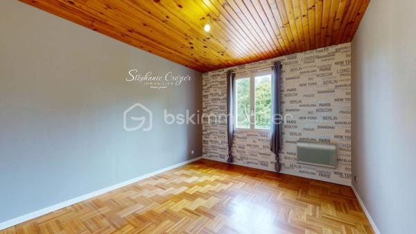 Rare sur le secteur de Péchabou, découvrez cette maison familiale lumineuse, traversant Sud/Nord et parfaitement entretenue d’environ 100 m², implantée sur une magnifique parcelle arborée et entièrement clôturée de 900 m².

Dès l’entrée, vous serez séduits par les volumes et la luminosité de la pièce de vie chaleureuse, agrémentée d’une belle cheminée permettant de redistribuer la chaleur vers l’espace nuit. La maison a bénéficié de nombreux travaux récents avec peintures, sols, entrée et extérieurs repris avec soin. Les travaux réalisés sont sous garantie décennale.

La cuisine indépendante, située côté jardin, est fonctionnelle et pleine de potentiel. Son style rustique pourra facilement être modernisé ou ouvert sur le séjour selon vos envies afin de créer une vaste pièce de vie contemporaine. Une belle terrasse carrelée prolonge agréablement les espaces de vie à l'extérieur et bénéficie d’un store banne électrique pour profiter pleinement des beaux jours.

Un demi-niveau dessert trois belles chambres lumineuses avec parquet bois, un WC indépendant ainsi qu’une salle de bain familiale avec double vasque et rangements. Les combles ont bénéficié d’une isolation renforcée. À noter : le lambris présent dans les trois chambres est uniquement décoratif, avec placo en support.

En demi sous-sol, vous profiterez d’un grand garage de 28 m² avec porte sectionnelle et une fenêtre : lumière naturelle idéale pour le bricolage ou le stockage. Une buanderie indépendante complète cet espace avec emplacement machines et ballon d’eau chaude et bouteille de gaz pour cuisiner. Une quatrième chambre indépendante à ce niveau pourra parfaitement convenir à un adolescent, un espace télétravail ou une profession libérale grâce à un accès possible via le garage.

À l’extérieur, la maison bénéficie d’un environnement calme sans vis-à-vis avec deux magnifiques cerisiers actuellement en pleine saison. Le terrain est entièrement clôturé avec portail coulissant motorisé et une entrée goudronnée récente particulièrement soignée.

Aujourd’hui équipée de chauffage électrique complété par la cheminée, cette maison offre également un beau potentiel d’optimisation. L’installation d’une pompe à chaleur, en système gainable ou splits, permettrait d’améliorer encore davantage le confort.

Une maison lumineuse, évolutive et très bien entretenue, idéale pour une famille recherchant le calme tout en restant proche des commodités et de Toulouse.

Contactez Stéphanie Crozier, votre conseiller immobilier, spécialiste du secteur.
Collaboration inter-agences acceptée dans le respect des règles de partage, afin de maximiser les opportunités pour les acquéreurs et les vendeurs.