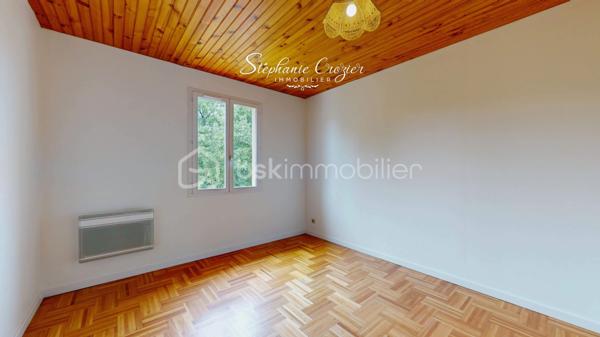 Rare sur le secteur de Péchabou, découvrez cette maison familiale lumineuse, traversant Sud/Nord et parfaitement entretenue d’environ 100 m², implantée sur une magnifique parcelle arborée et entièrement clôturée de 900 m².

Dès l’entrée, vous serez séduits par les volumes et la luminosité de la pièce de vie chaleureuse, agrémentée d’une belle cheminée permettant de redistribuer la chaleur vers l’espace nuit. La maison a bénéficié de nombreux travaux récents avec peintures, sols, entrée et extérieurs repris avec soin. Les travaux réalisés sont sous garantie décennale.

La cuisine indépendante, située côté jardin, est fonctionnelle et pleine de potentiel. Son style rustique pourra facilement être modernisé ou ouvert sur le séjour selon vos envies afin de créer une vaste pièce de vie contemporaine. Une belle terrasse carrelée prolonge agréablement les espaces de vie à l'extérieur et bénéficie d’un store banne électrique pour profiter pleinement des beaux jours.

Un demi-niveau dessert trois belles chambres lumineuses avec parquet bois, un WC indépendant ainsi qu’une salle de bain familiale avec double vasque et rangements. Les combles ont bénéficié d’une isolation renforcée. À noter : le lambris présent dans les trois chambres est uniquement décoratif, avec placo en support.

En demi sous-sol, vous profiterez d’un grand garage de 28 m² avec porte sectionnelle et une fenêtre : lumière naturelle idéale pour le bricolage ou le stockage. Une buanderie indépendante complète cet espace avec emplacement machines et ballon d’eau chaude et bouteille de gaz pour cuisiner. Une quatrième chambre indépendante à ce niveau pourra parfaitement convenir à un adolescent, un espace télétravail ou une profession libérale grâce à un accès possible via le garage.

À l’extérieur, la maison bénéficie d’un environnement calme sans vis-à-vis avec deux magnifiques cerisiers actuellement en pleine saison. Le terrain est entièrement clôturé avec portail coulissant motorisé et une entrée goudronnée récente particulièrement soignée.

Aujourd’hui équipée de chauffage électrique complété par la cheminée, cette maison offre également un beau potentiel d’optimisation. L’installation d’une pompe à chaleur, en système gainable ou splits, permettrait d’améliorer encore davantage le confort.

Une maison lumineuse, évolutive et très bien entretenue, idéale pour une famille recherchant le calme tout en restant proche des commodités et de Toulouse.

Contactez Stéphanie Crozier, votre conseiller immobilier, spécialiste du secteur.
Collaboration inter-agences acceptée dans le respect des règles de partage, afin de maximiser les opportunités pour les acquéreurs et les vendeurs.