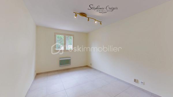 Rare sur le secteur de Péchabou, découvrez cette maison familiale lumineuse, traversant Sud/Nord et parfaitement entretenue d’environ 100 m², implantée sur une magnifique parcelle arborée et entièrement clôturée de 900 m².

Dès l’entrée, vous serez séduits par les volumes et la luminosité de la pièce de vie chaleureuse, agrémentée d’une belle cheminée permettant de redistribuer la chaleur vers l’espace nuit. La maison a bénéficié de nombreux travaux récents avec peintures, sols, entrée et extérieurs repris avec soin. Les travaux réalisés sont sous garantie décennale.

La cuisine indépendante, située côté jardin, est fonctionnelle et pleine de potentiel. Son style rustique pourra facilement être modernisé ou ouvert sur le séjour selon vos envies afin de créer une vaste pièce de vie contemporaine. Une belle terrasse carrelée prolonge agréablement les espaces de vie à l'extérieur et bénéficie d’un store banne électrique pour profiter pleinement des beaux jours.

Un demi-niveau dessert trois belles chambres lumineuses avec parquet bois, un WC indépendant ainsi qu’une salle de bain familiale avec double vasque et rangements. Les combles ont bénéficié d’une isolation renforcée. À noter : le lambris présent dans les trois chambres est uniquement décoratif, avec placo en support.

En demi sous-sol, vous profiterez d’un grand garage de 28 m² avec porte sectionnelle et une fenêtre : lumière naturelle idéale pour le bricolage ou le stockage. Une buanderie indépendante complète cet espace avec emplacement machines et ballon d’eau chaude et bouteille de gaz pour cuisiner. Une quatrième chambre indépendante à ce niveau pourra parfaitement convenir à un adolescent, un espace télétravail ou une profession libérale grâce à un accès possible via le garage.

À l’extérieur, la maison bénéficie d’un environnement calme sans vis-à-vis avec deux magnifiques cerisiers actuellement en pleine saison. Le terrain est entièrement clôturé avec portail coulissant motorisé et une entrée goudronnée récente particulièrement soignée.

Aujourd’hui équipée de chauffage électrique complété par la cheminée, cette maison offre également un beau potentiel d’optimisation. L’installation d’une pompe à chaleur, en système gainable ou splits, permettrait d’améliorer encore davantage le confort.

Une maison lumineuse, évolutive et très bien entretenue, idéale pour une famille recherchant le calme tout en restant proche des commodités et de Toulouse.

Contactez Stéphanie Crozier, votre conseiller immobilier, spécialiste du secteur.
Collaboration inter-agences acceptée dans le respect des règles de partage, afin de maximiser les opportunités pour les acquéreurs et les vendeurs.