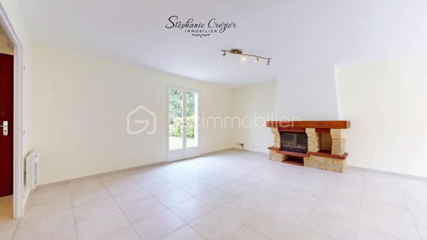 Rare sur le secteur de Péchabou, découvrez cette maison familiale lumineuse, traversant Sud/Nord et parfaitement entretenue d’environ 100 m², implantée sur une magnifique parcelle arborée et entièrement clôturée de 900 m².

Dès l’entrée, vous serez séduits par les volumes et la luminosité de la pièce de vie chaleureuse, agrémentée d’une belle cheminée permettant de redistribuer la chaleur vers l’espace nuit. La maison a bénéficié de nombreux travaux récents avec peintures, sols, entrée et extérieurs repris avec soin. Les travaux réalisés sont sous garantie décennale.

La cuisine indépendante, située côté jardin, est fonctionnelle et pleine de potentiel. Son style rustique pourra facilement être modernisé ou ouvert sur le séjour selon vos envies afin de créer une vaste pièce de vie contemporaine. Une belle terrasse carrelée prolonge agréablement les espaces de vie à l'extérieur et bénéficie d’un store banne électrique pour profiter pleinement des beaux jours.

Un demi-niveau dessert trois belles chambres lumineuses avec parquet bois, un WC indépendant ainsi qu’une salle de bain familiale avec double vasque et rangements. Les combles ont bénéficié d’une isolation renforcée. À noter : le lambris présent dans les trois chambres est uniquement décoratif, avec placo en support.

En demi sous-sol, vous profiterez d’un grand garage de 28 m² avec porte sectionnelle et une fenêtre : lumière naturelle idéale pour le bricolage ou le stockage. Une buanderie indépendante complète cet espace avec emplacement machines et ballon d’eau chaude et bouteille de gaz pour cuisiner. Une quatrième chambre indépendante à ce niveau pourra parfaitement convenir à un adolescent, un espace télétravail ou une profession libérale grâce à un accès possible via le garage.

À l’extérieur, la maison bénéficie d’un environnement calme sans vis-à-vis avec deux magnifiques cerisiers actuellement en pleine saison. Le terrain est entièrement clôturé avec portail coulissant motorisé et une entrée goudronnée récente particulièrement soignée.

Aujourd’hui équipée de chauffage électrique complété par la cheminée, cette maison offre également un beau potentiel d’optimisation. L’installation d’une pompe à chaleur, en système gainable ou splits, permettrait d’améliorer encore davantage le confort.

Une maison lumineuse, évolutive et très bien entretenue, idéale pour une famille recherchant le calme tout en restant proche des commodités et de Toulouse.

Contactez Stéphanie Crozier, votre conseiller immobilier, spécialiste du secteur.
Collaboration inter-agences acceptée dans le respect des règles de partage, afin de maximiser les opportunités pour les acquéreurs et les vendeurs.
