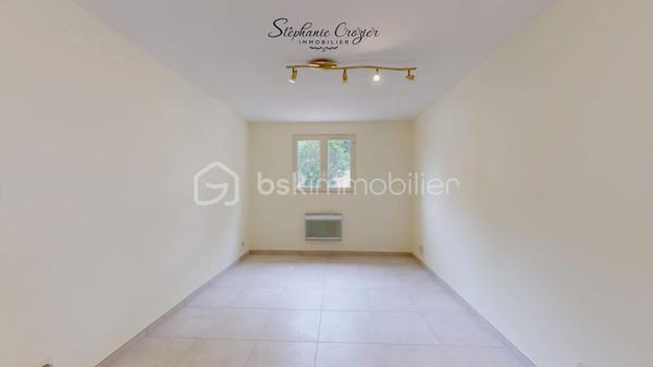 Rare sur le secteur de Péchabou, découvrez cette maison familiale lumineuse, traversant Sud/Nord et parfaitement entretenue d’environ 100 m², implantée sur une magnifique parcelle arborée et entièrement clôturée de 900 m².

Dès l’entrée, vous serez séduits par les volumes et la luminosité de la pièce de vie chaleureuse, agrémentée d’une belle cheminée permettant de redistribuer la chaleur vers l’espace nuit. La maison a bénéficié de nombreux travaux récents avec peintures, sols, entrée et extérieurs repris avec soin. Les travaux réalisés sont sous garantie décennale.

La cuisine indépendante, située côté jardin, est fonctionnelle et pleine de potentiel. Son style rustique pourra facilement être modernisé ou ouvert sur le séjour selon vos envies afin de créer une vaste pièce de vie contemporaine. Une belle terrasse carrelée prolonge agréablement les espaces de vie à l'extérieur et bénéficie d’un store banne électrique pour profiter pleinement des beaux jours.

Un demi-niveau dessert trois belles chambres lumineuses avec parquet bois, un WC indépendant ainsi qu’une salle de bain familiale avec double vasque et rangements. Les combles ont bénéficié d’une isolation renforcée. À noter : le lambris présent dans les trois chambres est uniquement décoratif, avec placo en support.

En demi sous-sol, vous profiterez d’un grand garage de 28 m² avec porte sectionnelle et une fenêtre : lumière naturelle idéale pour le bricolage ou le stockage. Une buanderie indépendante complète cet espace avec emplacement machines et ballon d’eau chaude et bouteille de gaz pour cuisiner. Une quatrième chambre indépendante à ce niveau pourra parfaitement convenir à un adolescent, un espace télétravail ou une profession libérale grâce à un accès possible via le garage.

À l’extérieur, la maison bénéficie d’un environnement calme sans vis-à-vis avec deux magnifiques cerisiers actuellement en pleine saison. Le terrain est entièrement clôturé avec portail coulissant motorisé et une entrée goudronnée récente particulièrement soignée.

Aujourd’hui équipée de chauffage électrique complété par la cheminée, cette maison offre également un beau potentiel d’optimisation. L’installation d’une pompe à chaleur, en système gainable ou splits, permettrait d’améliorer encore davantage le confort.

Une maison lumineuse, évolutive et très bien entretenue, idéale pour une famille recherchant le calme tout en restant proche des commodités et de Toulouse.

Contactez Stéphanie Crozier, votre conseiller immobilier, spécialiste du secteur.
Collaboration inter-agences acceptée dans le respect des règles de partage, afin de maximiser les opportunités pour les acquéreurs et les vendeurs.