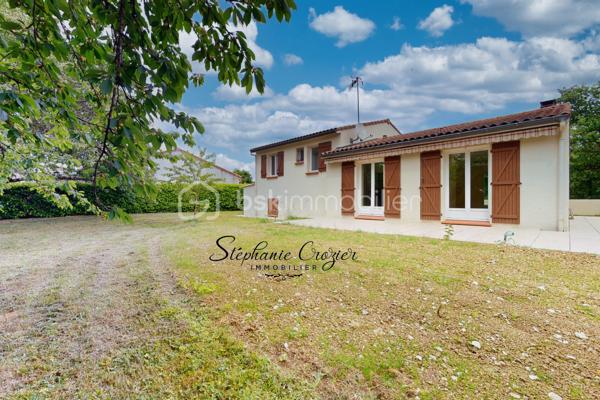 Rare sur le secteur de Péchabou, découvrez cette maison familiale lumineuse, traversant Sud/Nord et parfaitement entretenue d’environ 100 m², implantée sur une magnifique parcelle arborée et entièrement clôturée de 900 m².

Dès l’entrée, vous serez séduits par les volumes et la luminosité de la pièce de vie chaleureuse, agrémentée d’une belle cheminée permettant de redistribuer la chaleur vers l’espace nuit. La maison a bénéficié de nombreux travaux récents avec peintures, sols, entrée et extérieurs repris avec soin. Les travaux réalisés sont sous garantie décennale.

La cuisine indépendante, située côté jardin, est fonctionnelle et pleine de potentiel. Son style rustique pourra facilement être modernisé ou ouvert sur le séjour selon vos envies afin de créer une vaste pièce de vie contemporaine. Une belle terrasse carrelée prolonge agréablement les espaces de vie à l'extérieur et bénéficie d’un store banne électrique pour profiter pleinement des beaux jours.

Un demi-niveau dessert trois belles chambres lumineuses avec parquet bois, un WC indépendant ainsi qu’une salle de bain familiale avec double vasque et rangements. Les combles ont bénéficié d’une isolation renforcée. À noter : le lambris présent dans les trois chambres est uniquement décoratif, avec placo en support.

En demi sous-sol, vous profiterez d’un grand garage de 28 m² avec porte sectionnelle et une fenêtre : lumière naturelle idéale pour le bricolage ou le stockage. Une buanderie indépendante complète cet espace avec emplacement machines et ballon d’eau chaude et bouteille de gaz pour cuisiner. Une quatrième chambre indépendante à ce niveau pourra parfaitement convenir à un adolescent, un espace télétravail ou une profession libérale grâce à un accès possible via le garage.

À l’extérieur, la maison bénéficie d’un environnement calme sans vis-à-vis avec deux magnifiques cerisiers actuellement en pleine saison. Le terrain est entièrement clôturé avec portail coulissant motorisé et une entrée goudronnée récente particulièrement soignée.

Aujourd’hui équipée de chauffage électrique complété par la cheminée, cette maison offre également un beau potentiel d’optimisation. L’installation d’une pompe à chaleur, en système gainable ou splits, permettrait d’améliorer encore davantage le confort.

Une maison lumineuse, évolutive et très bien entretenue, idéale pour une famille recherchant le calme tout en restant proche des commodités et de Toulouse.

Contactez Stéphanie Crozier, votre conseiller immobilier, spécialiste du secteur.
Collaboration inter-agences acceptée dans le respect des règles de partage, afin de maximiser les opportunités pour les acquéreurs et les vendeurs.