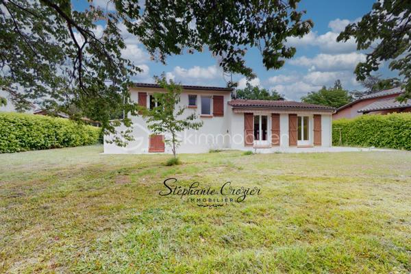 Rare sur le secteur de Péchabou, découvrez cette maison familiale lumineuse, traversant Sud/Nord et parfaitement entretenue d’environ 100 m², implantée sur une magnifique parcelle arborée et entièrement clôturée de 900 m².

Dès l’entrée, vous serez séduits par les volumes et la luminosité de la pièce de vie chaleureuse, agrémentée d’une belle cheminée permettant de redistribuer la chaleur vers l’espace nuit. La maison a bénéficié de nombreux travaux récents avec peintures, sols, entrée et extérieurs repris avec soin. Les travaux réalisés sont sous garantie décennale.

La cuisine indépendante, située côté jardin, est fonctionnelle et pleine de potentiel. Son style rustique pourra facilement être modernisé ou ouvert sur le séjour selon vos envies afin de créer une vaste pièce de vie contemporaine. Une belle terrasse carrelée prolonge agréablement les espaces de vie à l'extérieur et bénéficie d’un store banne électrique pour profiter pleinement des beaux jours.

Un demi-niveau dessert trois belles chambres lumineuses avec parquet bois, un WC indépendant ainsi qu’une salle de bain familiale avec double vasque et rangements. Les combles ont bénéficié d’une isolation renforcée. À noter : le lambris présent dans les trois chambres est uniquement décoratif, avec placo en support.

En demi sous-sol, vous profiterez d’un grand garage de 28 m² avec porte sectionnelle et une fenêtre : lumière naturelle idéale pour le bricolage ou le stockage. Une buanderie indépendante complète cet espace avec emplacement machines et ballon d’eau chaude et bouteille de gaz pour cuisiner. Une quatrième chambre indépendante à ce niveau pourra parfaitement convenir à un adolescent, un espace télétravail ou une profession libérale grâce à un accès possible via le garage.

À l’extérieur, la maison bénéficie d’un environnement calme sans vis-à-vis avec deux magnifiques cerisiers actuellement en pleine saison. Le terrain est entièrement clôturé avec portail coulissant motorisé et une entrée goudronnée récente particulièrement soignée.

Aujourd’hui équipée de chauffage électrique complété par la cheminée, cette maison offre également un beau potentiel d’optimisation. L’installation d’une pompe à chaleur, en système gainable ou splits, permettrait d’améliorer encore davantage le confort.

Une maison lumineuse, évolutive et très bien entretenue, idéale pour une famille recherchant le calme tout en restant proche des commodités et de Toulouse.

Contactez Stéphanie Crozier, votre conseiller immobilier, spécialiste du secteur.
Collaboration inter-agences acceptée dans le respect des règles de partage, afin de maximiser les opportunités pour les acquéreurs et les vendeurs.