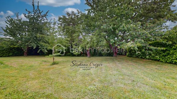 Rare sur le secteur de Péchabou, découvrez cette maison familiale lumineuse, traversant Sud/Nord et parfaitement entretenue d’environ 100 m², implantée sur une magnifique parcelle arborée et entièrement clôturée de 900 m².

Dès l’entrée, vous serez séduits par les volumes et la luminosité de la pièce de vie chaleureuse, agrémentée d’une belle cheminée permettant de redistribuer la chaleur vers l’espace nuit. La maison a bénéficié de nombreux travaux récents avec peintures, sols, entrée et extérieurs repris avec soin. Les travaux réalisés sont sous garantie décennale.

La cuisine indépendante, située côté jardin, est fonctionnelle et pleine de potentiel. Son style rustique pourra facilement être modernisé ou ouvert sur le séjour selon vos envies afin de créer une vaste pièce de vie contemporaine. Une belle terrasse carrelée prolonge agréablement les espaces de vie à l'extérieur et bénéficie d’un store banne électrique pour profiter pleinement des beaux jours.

Un demi-niveau dessert trois belles chambres lumineuses avec parquet bois, un WC indépendant ainsi qu’une salle de bain familiale avec double vasque et rangements. Les combles ont bénéficié d’une isolation renforcée. À noter : le lambris présent dans les trois chambres est uniquement décoratif, avec placo en support.

En demi sous-sol, vous profiterez d’un grand garage de 28 m² avec porte sectionnelle et une fenêtre : lumière naturelle idéale pour le bricolage ou le stockage. Une buanderie indépendante complète cet espace avec emplacement machines et ballon d’eau chaude et bouteille de gaz pour cuisiner. Une quatrième chambre indépendante à ce niveau pourra parfaitement convenir à un adolescent, un espace télétravail ou une profession libérale grâce à un accès possible via le garage.

À l’extérieur, la maison bénéficie d’un environnement calme sans vis-à-vis avec deux magnifiques cerisiers actuellement en pleine saison. Le terrain est entièrement clôturé avec portail coulissant motorisé et une entrée goudronnée récente particulièrement soignée.

Aujourd’hui équipée de chauffage électrique complété par la cheminée, cette maison offre également un beau potentiel d’optimisation. L’installation d’une pompe à chaleur, en système gainable ou splits, permettrait d’améliorer encore davantage le confort.

Une maison lumineuse, évolutive et très bien entretenue, idéale pour une famille recherchant le calme tout en restant proche des commodités et de Toulouse.

Contactez Stéphanie Crozier, votre conseiller immobilier, spécialiste du secteur.
Collaboration inter-agences acceptée dans le respect des règles de partage, afin de maximiser les opportunités pour les acquéreurs et les vendeurs.