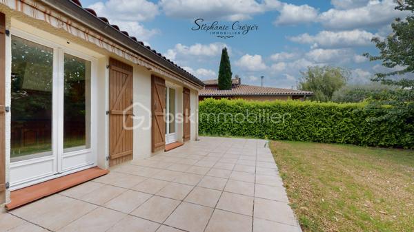 Rare sur le secteur de Péchabou, découvrez cette maison familiale lumineuse, traversant Sud/Nord et parfaitement entretenue d’environ 100 m², implantée sur une magnifique parcelle arborée et entièrement clôturée de 900 m².

Dès l’entrée, vous serez séduits par les volumes et la luminosité de la pièce de vie chaleureuse, agrémentée d’une belle cheminée permettant de redistribuer la chaleur vers l’espace nuit. La maison a bénéficié de nombreux travaux récents avec peintures, sols, entrée et extérieurs repris avec soin. Les travaux réalisés sont sous garantie décennale.

La cuisine indépendante, située côté jardin, est fonctionnelle et pleine de potentiel. Son style rustique pourra facilement être modernisé ou ouvert sur le séjour selon vos envies afin de créer une vaste pièce de vie contemporaine. Une belle terrasse carrelée prolonge agréablement les espaces de vie à l'extérieur et bénéficie d’un store banne électrique pour profiter pleinement des beaux jours.

Un demi-niveau dessert trois belles chambres lumineuses avec parquet bois, un WC indépendant ainsi qu’une salle de bain familiale avec double vasque et rangements. Les combles ont bénéficié d’une isolation renforcée. À noter : le lambris présent dans les trois chambres est uniquement décoratif, avec placo en support.

En demi sous-sol, vous profiterez d’un grand garage de 28 m² avec porte sectionnelle et une fenêtre : lumière naturelle idéale pour le bricolage ou le stockage. Une buanderie indépendante complète cet espace avec emplacement machines et ballon d’eau chaude et bouteille de gaz pour cuisiner. Une quatrième chambre indépendante à ce niveau pourra parfaitement convenir à un adolescent, un espace télétravail ou une profession libérale grâce à un accès possible via le garage.

À l’extérieur, la maison bénéficie d’un environnement calme sans vis-à-vis avec deux magnifiques cerisiers actuellement en pleine saison. Le terrain est entièrement clôturé avec portail coulissant motorisé et une entrée goudronnée récente particulièrement soignée.

Aujourd’hui équipée de chauffage électrique complété par la cheminée, cette maison offre également un beau potentiel d’optimisation. L’installation d’une pompe à chaleur, en système gainable ou splits, permettrait d’améliorer encore davantage le confort.

Une maison lumineuse, évolutive et très bien entretenue, idéale pour une famille recherchant le calme tout en restant proche des commodités et de Toulouse.

Contactez Stéphanie Crozier, votre conseiller immobilier, spécialiste du secteur.
Collaboration inter-agences acceptée dans le respect des règles de partage, afin de maximiser les opportunités pour les acquéreurs et les vendeurs.