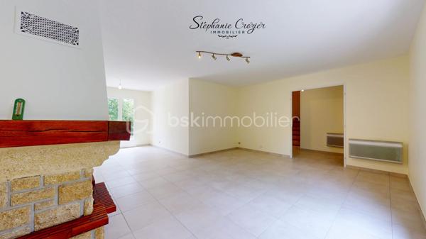 Rare sur le secteur de Péchabou, découvrez cette maison familiale lumineuse, traversant Sud/Nord et parfaitement entretenue d’environ 100 m², implantée sur une magnifique parcelle arborée et entièrement clôturée de 900 m².

Dès l’entrée, vous serez séduits par les volumes et la luminosité de la pièce de vie chaleureuse, agrémentée d’une belle cheminée permettant de redistribuer la chaleur vers l’espace nuit. La maison a bénéficié de nombreux travaux récents avec peintures, sols, entrée et extérieurs repris avec soin. Les travaux réalisés sont sous garantie décennale.

La cuisine indépendante, située côté jardin, est fonctionnelle et pleine de potentiel. Son style rustique pourra facilement être modernisé ou ouvert sur le séjour selon vos envies afin de créer une vaste pièce de vie contemporaine. Une belle terrasse carrelée prolonge agréablement les espaces de vie à l'extérieur et bénéficie d’un store banne électrique pour profiter pleinement des beaux jours.

Un demi-niveau dessert trois belles chambres lumineuses avec parquet bois, un WC indépendant ainsi qu’une salle de bain familiale avec double vasque et rangements. Les combles ont bénéficié d’une isolation renforcée. À noter : le lambris présent dans les trois chambres est uniquement décoratif, avec placo en support.

En demi sous-sol, vous profiterez d’un grand garage de 28 m² avec porte sectionnelle et une fenêtre : lumière naturelle idéale pour le bricolage ou le stockage. Une buanderie indépendante complète cet espace avec emplacement machines et ballon d’eau chaude et bouteille de gaz pour cuisiner. Une quatrième chambre indépendante à ce niveau pourra parfaitement convenir à un adolescent, un espace télétravail ou une profession libérale grâce à un accès possible via le garage.

À l’extérieur, la maison bénéficie d’un environnement calme sans vis-à-vis avec deux magnifiques cerisiers actuellement en pleine saison. Le terrain est entièrement clôturé avec portail coulissant motorisé et une entrée goudronnée récente particulièrement soignée.

Aujourd’hui équipée de chauffage électrique complété par la cheminée, cette maison offre également un beau potentiel d’optimisation. L’installation d’une pompe à chaleur, en système gainable ou splits, permettrait d’améliorer encore davantage le confort.

Une maison lumineuse, évolutive et très bien entretenue, idéale pour une famille recherchant le calme tout en restant proche des commodités et de Toulouse.

Contactez Stéphanie Crozier, votre conseiller immobilier, spécialiste du secteur.
Collaboration inter-agences acceptée dans le respect des règles de partage, afin de maximiser les opportunités pour les acquéreurs et les vendeurs.