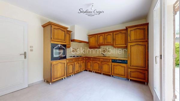 Rare sur le secteur de Péchabou, découvrez cette maison familiale lumineuse, traversant Sud/Nord et parfaitement entretenue d’environ 100 m², implantée sur une magnifique parcelle arborée et entièrement clôturée de 900 m².

Dès l’entrée, vous serez séduits par les volumes et la luminosité de la pièce de vie chaleureuse, agrémentée d’une belle cheminée permettant de redistribuer la chaleur vers l’espace nuit. La maison a bénéficié de nombreux travaux récents avec peintures, sols, entrée et extérieurs repris avec soin. Les travaux réalisés sont sous garantie décennale.

La cuisine indépendante, située côté jardin, est fonctionnelle et pleine de potentiel. Son style rustique pourra facilement être modernisé ou ouvert sur le séjour selon vos envies afin de créer une vaste pièce de vie contemporaine. Une belle terrasse carrelée prolonge agréablement les espaces de vie à l'extérieur et bénéficie d’un store banne électrique pour profiter pleinement des beaux jours.

Un demi-niveau dessert trois belles chambres lumineuses avec parquet bois, un WC indépendant ainsi qu’une salle de bain familiale avec double vasque et rangements. Les combles ont bénéficié d’une isolation renforcée. À noter : le lambris présent dans les trois chambres est uniquement décoratif, avec placo en support.

En demi sous-sol, vous profiterez d’un grand garage de 28 m² avec porte sectionnelle et une fenêtre : lumière naturelle idéale pour le bricolage ou le stockage. Une buanderie indépendante complète cet espace avec emplacement machines et ballon d’eau chaude et bouteille de gaz pour cuisiner. Une quatrième chambre indépendante à ce niveau pourra parfaitement convenir à un adolescent, un espace télétravail ou une profession libérale grâce à un accès possible via le garage.

À l’extérieur, la maison bénéficie d’un environnement calme sans vis-à-vis avec deux magnifiques cerisiers actuellement en pleine saison. Le terrain est entièrement clôturé avec portail coulissant motorisé et une entrée goudronnée récente particulièrement soignée.

Aujourd’hui équipée de chauffage électrique complété par la cheminée, cette maison offre également un beau potentiel d’optimisation. L’installation d’une pompe à chaleur, en système gainable ou splits, permettrait d’améliorer encore davantage le confort.

Une maison lumineuse, évolutive et très bien entretenue, idéale pour une famille recherchant le calme tout en restant proche des commodités et de Toulouse.

Contactez Stéphanie Crozier, votre conseiller immobilier, spécialiste du secteur.
Collaboration inter-agences acceptée dans le respect des règles de partage, afin de maximiser les opportunités pour les acquéreurs et les vendeurs.