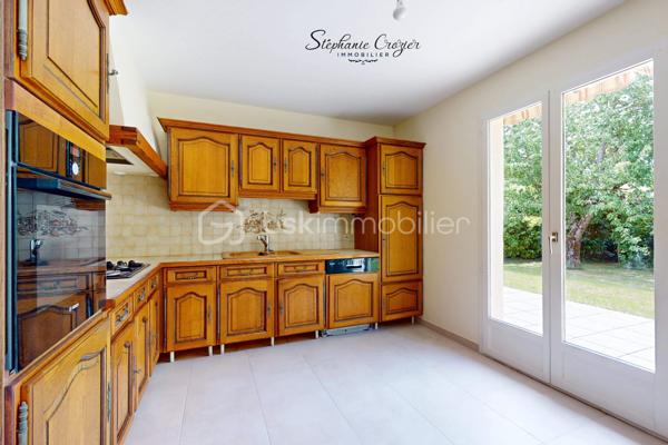 Rare sur le secteur de Péchabou, découvrez cette maison familiale lumineuse, traversant Sud/Nord et parfaitement entretenue d’environ 100 m², implantée sur une magnifique parcelle arborée et entièrement clôturée de 900 m².

Dès l’entrée, vous serez séduits par les volumes et la luminosité de la pièce de vie chaleureuse, agrémentée d’une belle cheminée permettant de redistribuer la chaleur vers l’espace nuit. La maison a bénéficié de nombreux travaux récents avec peintures, sols, entrée et extérieurs repris avec soin. Les travaux réalisés sont sous garantie décennale.

La cuisine indépendante, située côté jardin, est fonctionnelle et pleine de potentiel. Son style rustique pourra facilement être modernisé ou ouvert sur le séjour selon vos envies afin de créer une vaste pièce de vie contemporaine. Une belle terrasse carrelée prolonge agréablement les espaces de vie à l'extérieur et bénéficie d’un store banne électrique pour profiter pleinement des beaux jours.

Un demi-niveau dessert trois belles chambres lumineuses avec parquet bois, un WC indépendant ainsi qu’une salle de bain familiale avec double vasque et rangements. Les combles ont bénéficié d’une isolation renforcée. À noter : le lambris présent dans les trois chambres est uniquement décoratif, avec placo en support.

En demi sous-sol, vous profiterez d’un grand garage de 28 m² avec porte sectionnelle et une fenêtre : lumière naturelle idéale pour le bricolage ou le stockage. Une buanderie indépendante complète cet espace avec emplacement machines et ballon d’eau chaude et bouteille de gaz pour cuisiner. Une quatrième chambre indépendante à ce niveau pourra parfaitement convenir à un adolescent, un espace télétravail ou une profession libérale grâce à un accès possible via le garage.

À l’extérieur, la maison bénéficie d’un environnement calme sans vis-à-vis avec deux magnifiques cerisiers actuellement en pleine saison. Le terrain est entièrement clôturé avec portail coulissant motorisé et une entrée goudronnée récente particulièrement soignée.

Aujourd’hui équipée de chauffage électrique complété par la cheminée, cette maison offre également un beau potentiel d’optimisation. L’installation d’une pompe à chaleur, en système gainable ou splits, permettrait d’améliorer encore davantage le confort.

Une maison lumineuse, évolutive et très bien entretenue, idéale pour une famille recherchant le calme tout en restant proche des commodités et de Toulouse.

Contactez Stéphanie Crozier, votre conseiller immobilier, spécialiste du secteur.
Collaboration inter-agences acceptée dans le respect des règles de partage, afin de maximiser les opportunités pour les acquéreurs et les vendeurs.