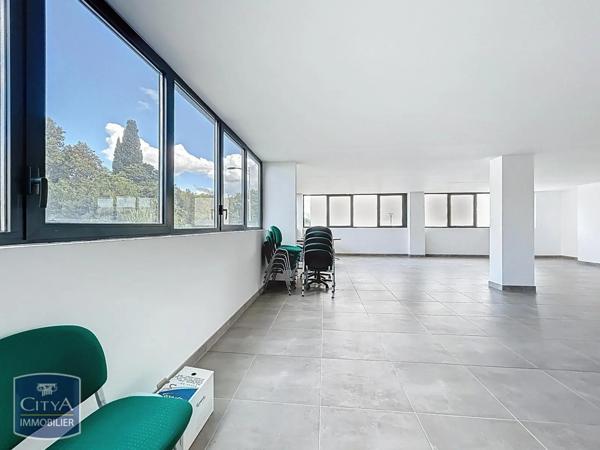 Local professionnel à vendre 195m²