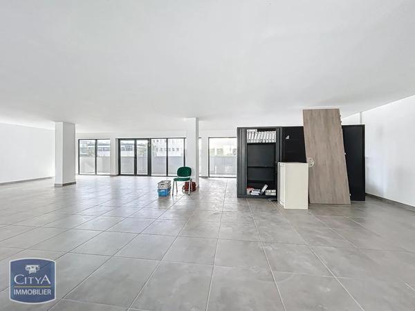 Local professionnel à vendre 195m²