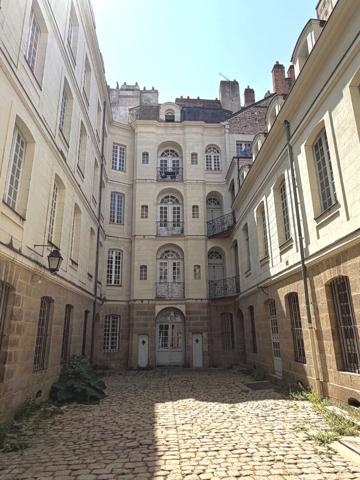 Charmant T1 de 44 m2 au calme sur cour dans copropriété historique, idéal investisseur ou profession libérale
