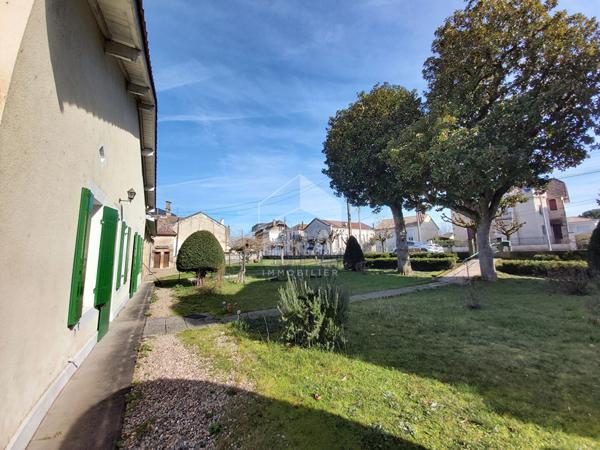 STE FOY LA GRANDE - dans un quartier privilégié, maison de plain-pied 124m² avec garage et jardin.